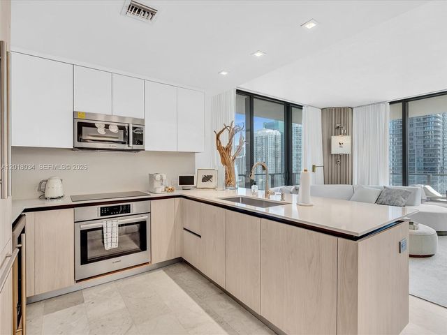 88 SW 7th St 2011, Miami, FL 33130