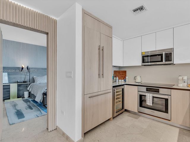 88 SW 7th St 2011, Miami, FL 33130