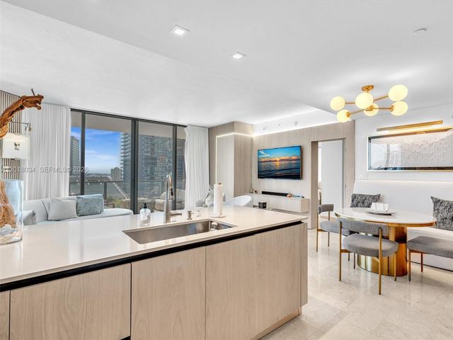 88 SW 7th St 2011, Miami, FL 33130