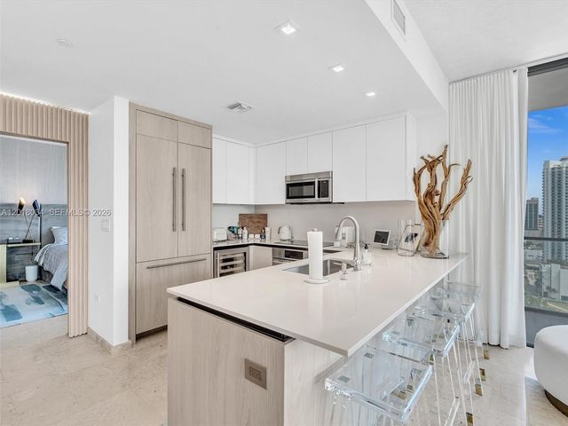 88 SW 7th St 2011, Miami, FL 33130