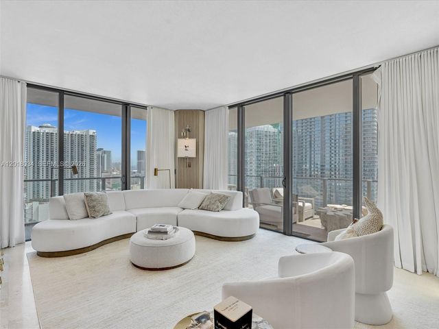 88 SW 7th St 2011, Miami, FL 33130