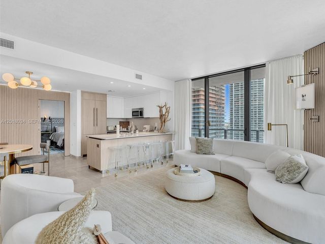 88 SW 7th St 2011, Miami, FL 33130