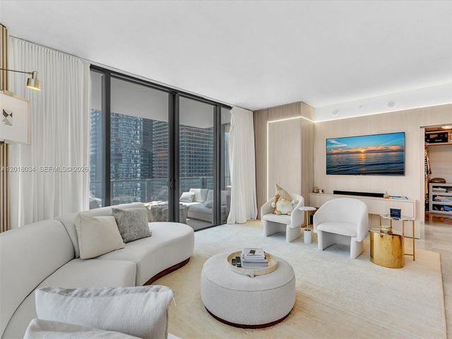 88 SW 7th St 2011, Miami, FL 33130