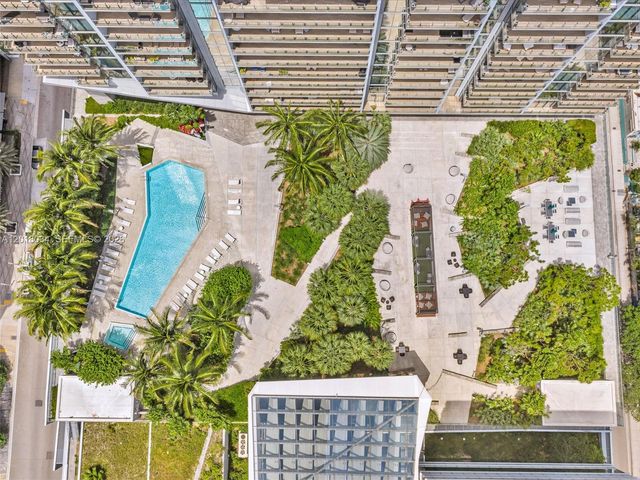 88 SW 7th St 2011, Miami, FL 33130