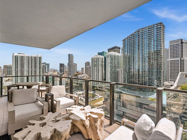 88 SW 7th St 2011, Miami, FL 33130