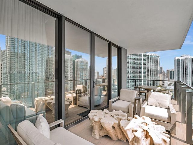 88 SW 7th St 2011, Miami, FL 33130