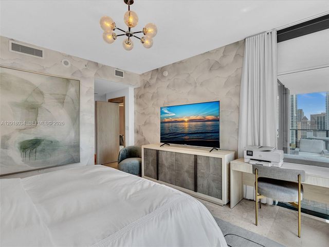88 SW 7th St 2011, Miami, FL 33130