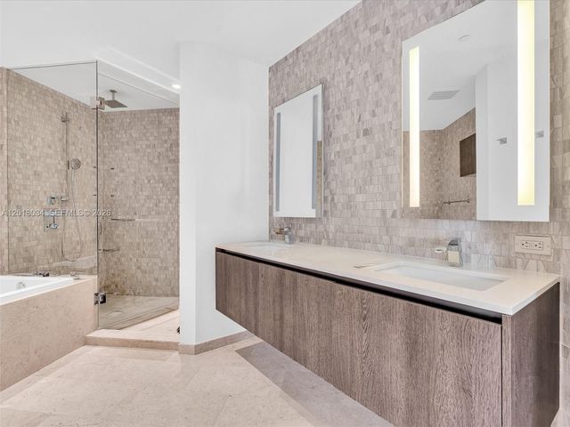 88 SW 7th St 2011, Miami, FL 33130