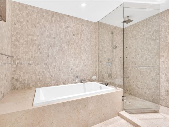 88 SW 7th St 2011, Miami, FL 33130