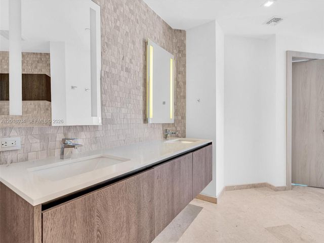 88 SW 7th St 2011, Miami, FL 33130