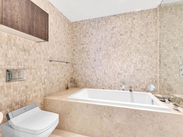 88 SW 7th St 2011, Miami, FL 33130