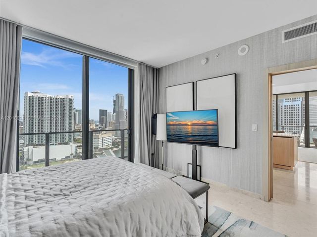 88 SW 7th St 2011, Miami, FL 33130