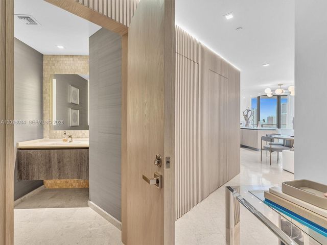 88 SW 7th St 2011, Miami, FL 33130