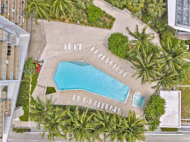 88 SW 7th St 2011, Miami, FL 33130