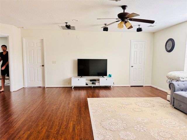 4615 Pin Oak Creek Lane, Houston, TX 77345