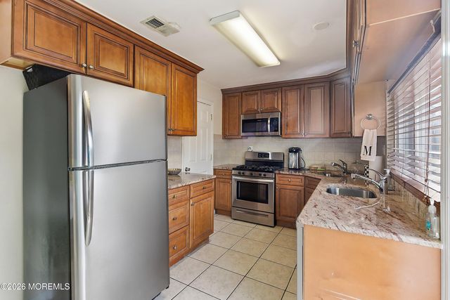 172 Williamsburg Lane, Lakewood, NJ 08701