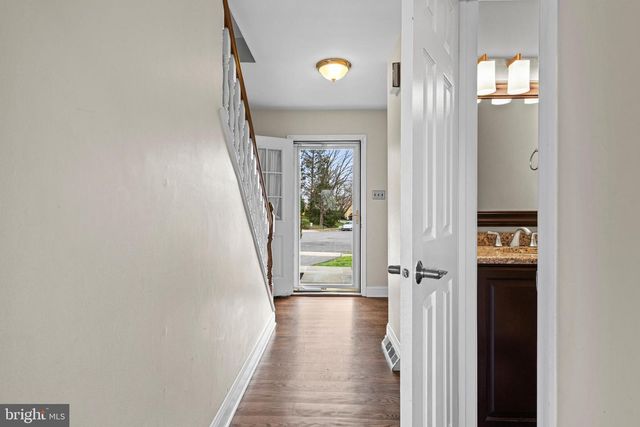 8 HARROW CIR, Wayne, PA 19087