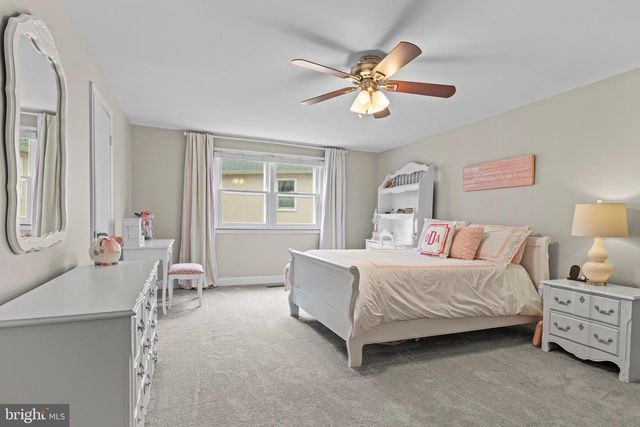 8 HARROW CIR, Wayne, PA 19087