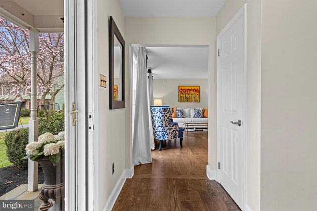 8 HARROW CIR, Wayne, PA 19087