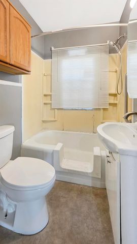 129 Acadia Street, Waterloo, IA 50702