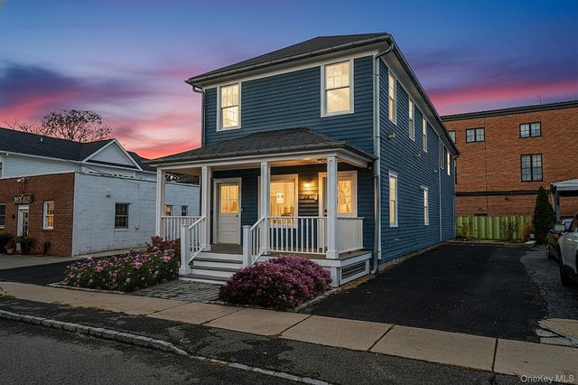 24 Skillman Street Upper, Roslyn, NY 11576