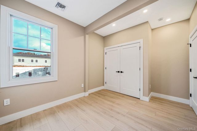 24 Skillman Street Upper, Roslyn, NY 11576