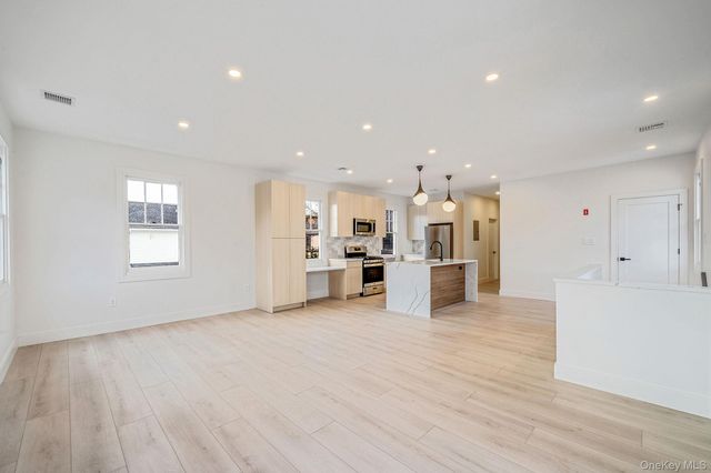 24 Skillman Street Upper, Roslyn, NY 11576