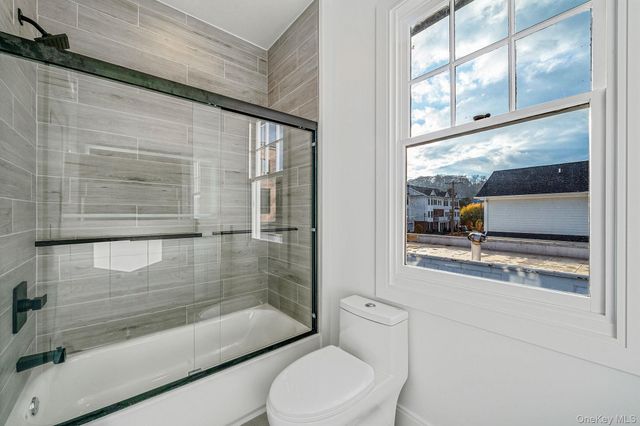 24 Skillman Street Upper, Roslyn, NY 11576