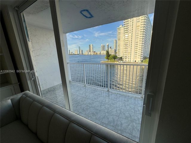 4000 NE 170th St 606, North Miami Beach, FL 33160