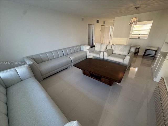 4000 NE 170th St 606, North Miami Beach, FL 33160