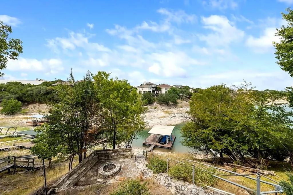 537 Venture BLVD S, Point Venture, TX 78645