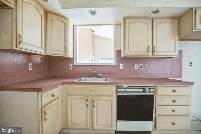 20 SUGAR BUSH DR, Sicklerville, NJ 08081