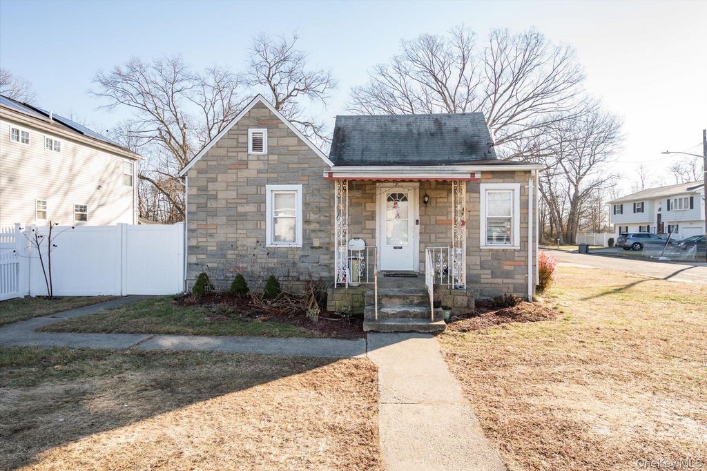 283 Washington Avenue, Amityville, NY 11701