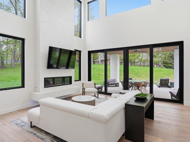 1715 Lone Pine Road, Bloomfield Hills, MI 48302
