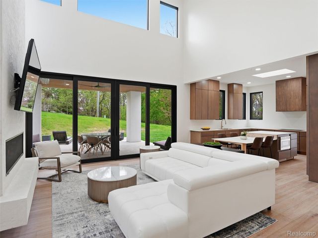 1715 Lone Pine Road, Bloomfield Hills, MI 48302