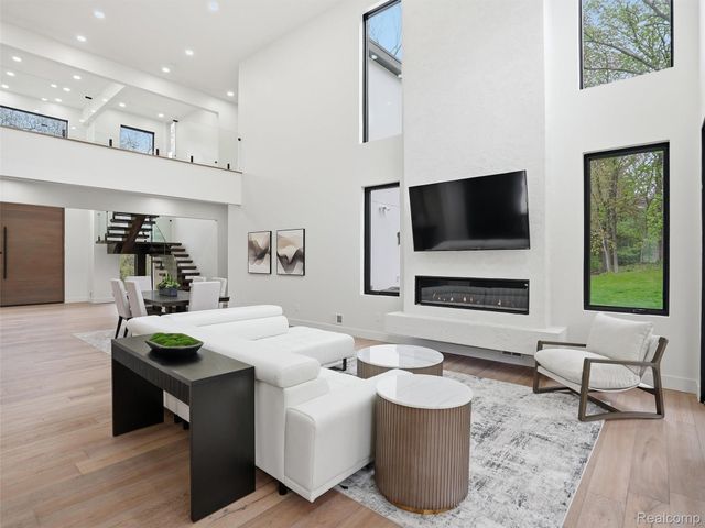 1715 Lone Pine Road, Bloomfield Hills, MI 48302