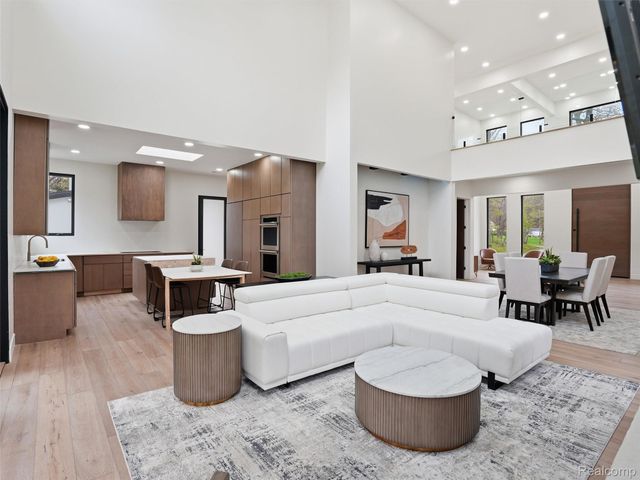 1715 Lone Pine Road, Bloomfield Hills, MI 48302