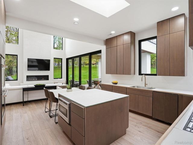 1715 Lone Pine Road, Bloomfield Hills, MI 48302