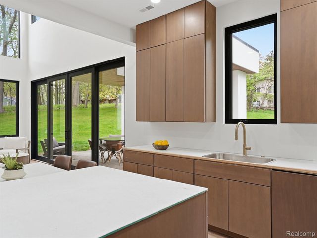 1715 Lone Pine Road, Bloomfield Hills, MI 48302