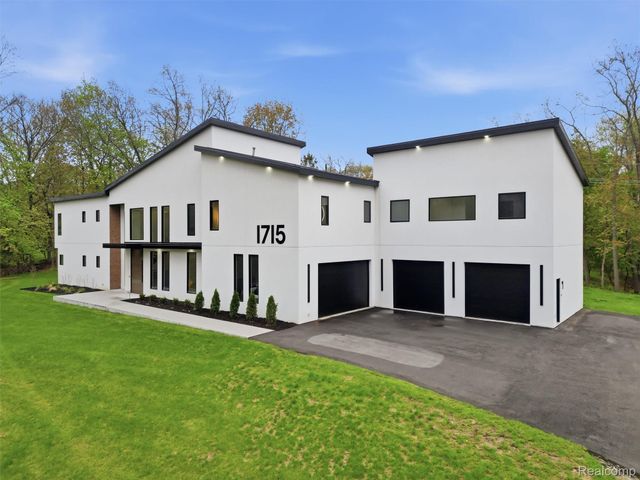 1715 Lone Pine Road, Bloomfield Hills, MI 48302