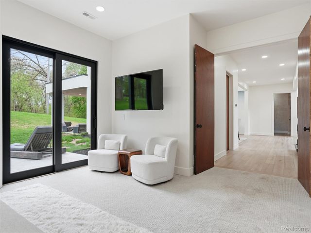 1715 Lone Pine Road, Bloomfield Hills, MI 48302