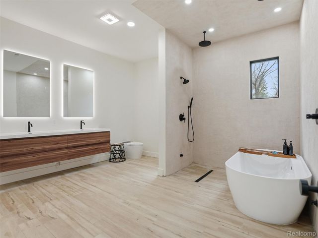 1715 Lone Pine Road, Bloomfield Hills, MI 48302