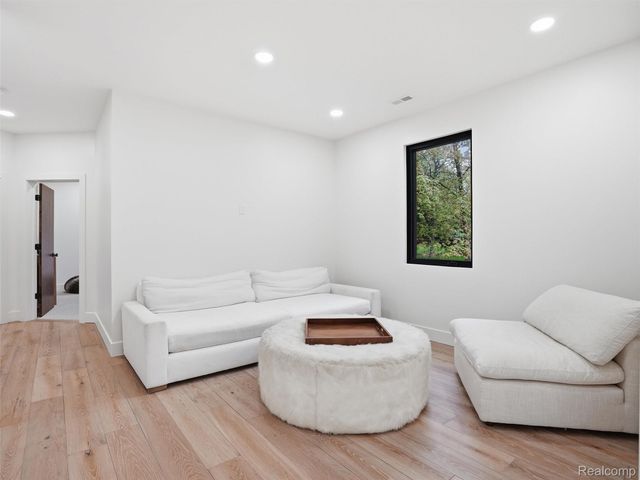 1715 Lone Pine Road, Bloomfield Hills, MI 48302