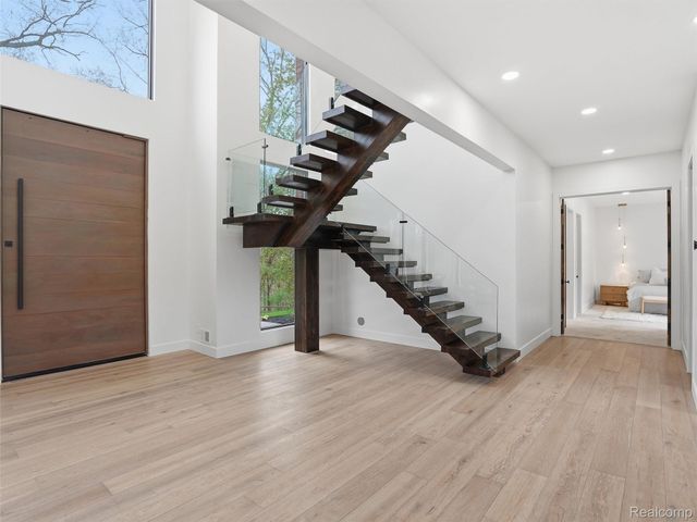 1715 Lone Pine Road, Bloomfield Hills, MI 48302