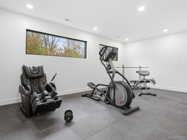 1715 Lone Pine Road, Bloomfield Hills, MI 48302