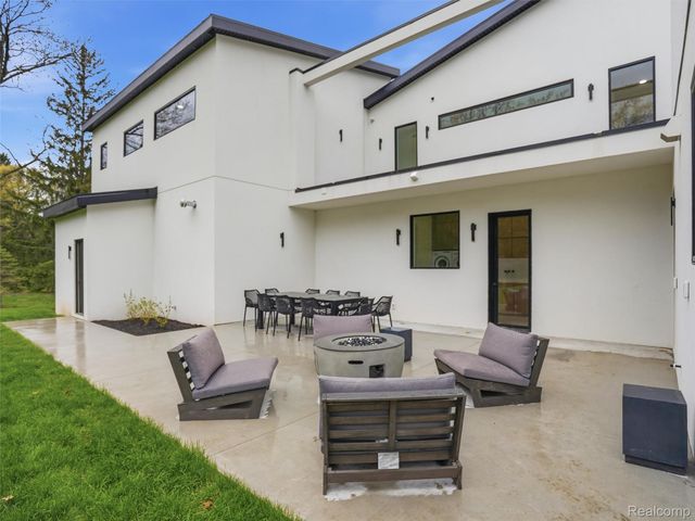 1715 Lone Pine Road, Bloomfield Hills, MI 48302