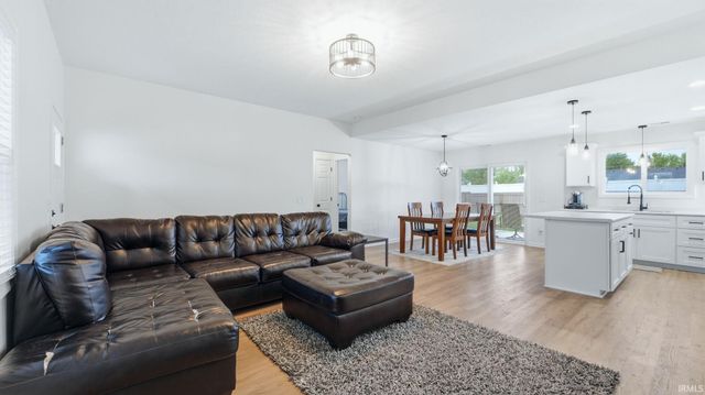 9309 Dawnsford Drive, Fort Wayne, IN 46804