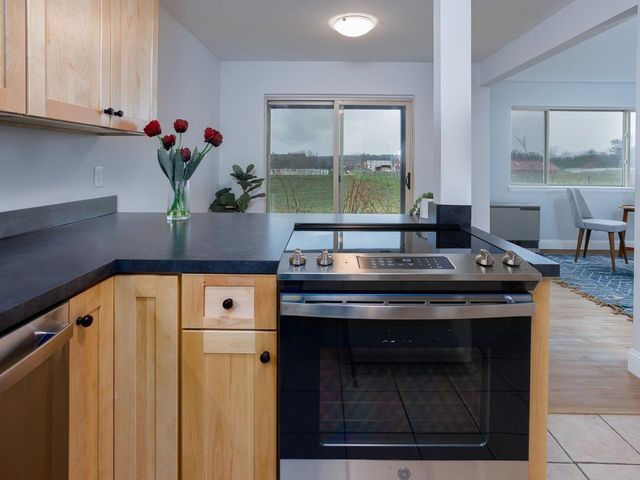 92 Quarry Hill Rd Apt 11, South Burlington, VT 05403