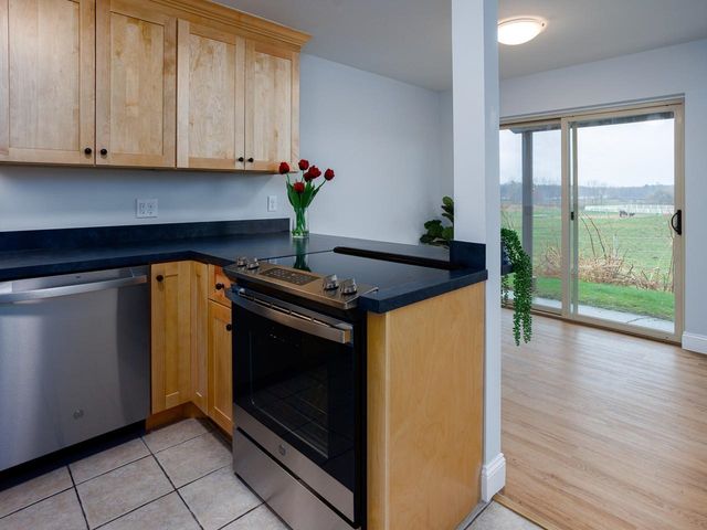 92 Quarry Hill Rd Apt 11, South Burlington, VT 05403