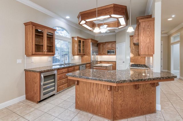 366 W Warwick Avenue, Clovis, CA 93619